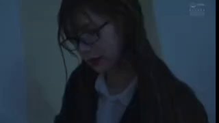 俄国金发小美女让他爽得射在美乳上